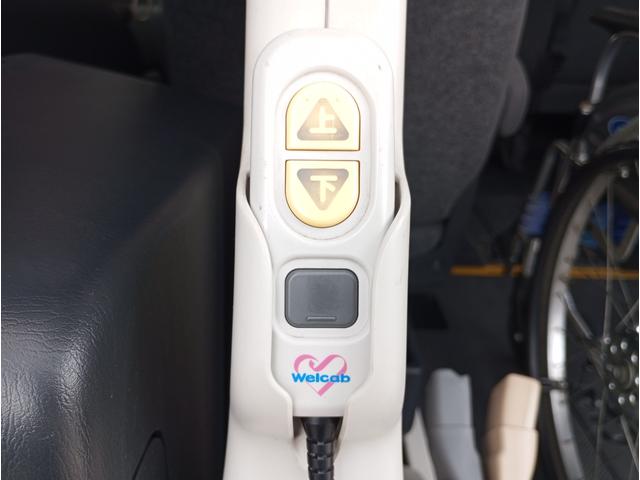 レジアスエースバン ウェルキャブ 車いす仕様車 Bタイプ 車検2年付 ディーゼル車 福祉装置点検済 キーレス 純正オーディオ 電動スライドドア スライドドア連動ステップ 車いす2名+8名乗車 全国対応1年保証付き 修復歴無し(15枚目)