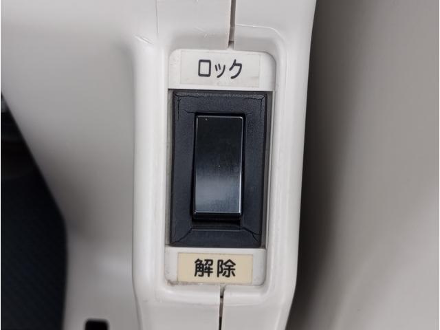 レジアスエースバン ウェルキャブ 車いす仕様車 Bタイプ 車検2年付 ディーゼル車 福祉装置点検済 キーレス 純正オーディオ 電動スライドドア スライドドア連動ステップ 車いす2名+8名乗車 全国対応1年保証付き 修復歴無し(16枚目)