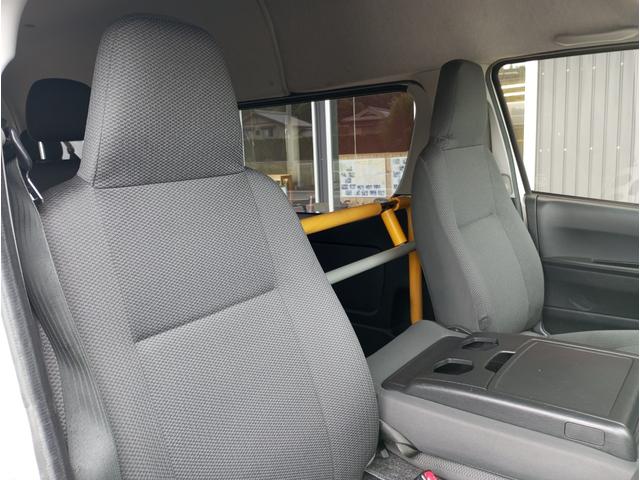 レジアスエースバン ウェルキャブ 車いす仕様車 Bタイプ 車検2年付 ディーゼル車 福祉装置点検済 キーレス 純正オーディオ 電動スライドドア スライドドア連動ステップ 車いす2名+8名乗車 全国対応1年保証付き 修復歴無し(28枚目)