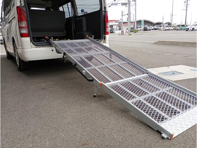 レジアスエースバン ロングワイドスーパーGL 後付け改造スロープ 車いすスロープ 車いす1名+2名(3ナンバー仕様) 車いす1名+5名(8ナンバー仕様) キーレス 禁煙車 車検2年付 修復歴無し(15枚目)