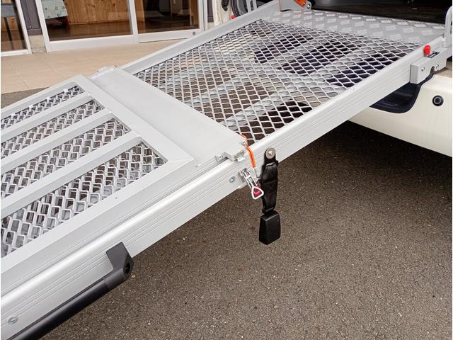 レジアスエースバン ロングワイドスーパーGL 後付け改造スロープ 車いすスロープ 車いす1名+2名(3ナンバー仕様) 車いす1名+5名(8ナンバー仕様) キーレス 禁煙車 車検2年付 修復歴無し(17枚目)