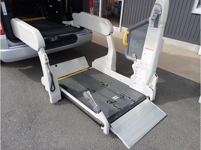 ハイエースバン 車いす仕様車 Bタイプ 車検2年付 ディーゼルターボ車 福祉装置点検済 車いす2名+8名乗車 純正ナビ バックカメラ スライドドア連動ステップ 電動格納ミラー 全国対応1年保証付き 修復歴無し(11枚目)