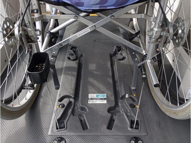 ハイエースバン 車いす仕様車 Bタイプ 車検2年付 ディーゼルターボ車 福祉装置点検済 車いす2名+8名乗車 純正ナビ バックカメラ スライドドア連動ステップ 電動格納ミラー 全国対応1年保証付き 修復歴無し(19枚目)