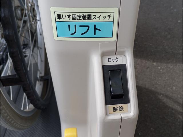 ハイエースバン 車いす仕様車 Bタイプ 車検2年付 ディーゼルターボ車 福祉装置点検済 車いす2名+8名乗車 純正ナビ バックカメラ スライドドア連動ステップ 電動格納ミラー 全国対応1年保証付き 修復歴無し(20枚目)