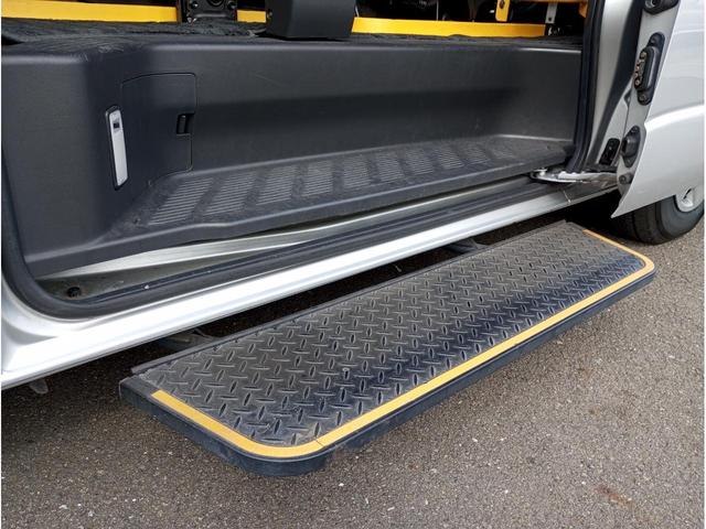 ハイエースバン 車いす仕様車 Bタイプ 車検2年付 ディーゼルターボ車 福祉装置点検済 車いす2名+8名乗車 純正ナビ バックカメラ スライドドア連動ステップ 電動格納ミラー 全国対応1年保証付き 修復歴無し(55枚目)