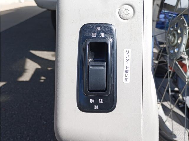 NV350キャラバンバン チェアキャブMタイプ 車検2年付 福祉装置点検済 車いす2名+8名乗車 ストレッチャー固定具 ナビ 全国対応1年保証付き 修復歴無し(20枚目)