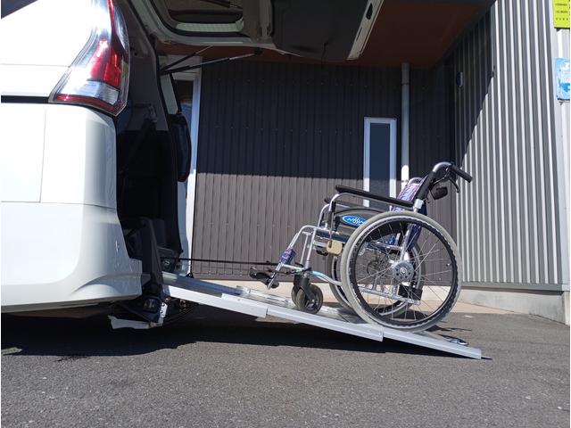 セレナ ハイウェイスター チェアキャブ スロープ 車いす1名セカンド仕様 S-ハイブリッド車 車検2年付 福祉装置点検済 車いす1名+6名乗車 リモコン式電動ウィンチ 両側パワスラ エマージェンシーブレーキ ETC 全国対応1年保証付き 修復歴無し(14枚目)