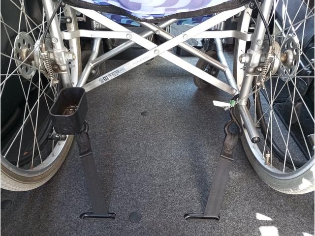 セレナ ハイウェイスター チェアキャブ スロープ 車いす1名セカンド仕様 S-ハイブリッド車 車検2年付 福祉装置点検済 車いす1名+6名乗車 リモコン式電動ウィンチ 両側パワスラ エマージェンシーブレーキ ETC 全国対応1年保証付き 修復歴無し(15枚目)