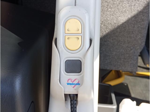 ハイエースバン ウェルキャブ　車いす仕様車　Ｆタイプ　車検２年付　ディーゼル　４ＷＤ　車いすリフト　福祉装置点検済　車いす２名＋８名乗車　スライドドア連動ステップ　キーレス　純正オーディオ　全国対応１年保証付き　修復歴無し（12枚目）