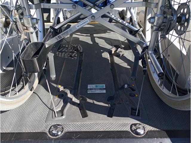 ハイエースバン ウェルキャブ　車いす仕様車　Ｆタイプ　車検２年付　ディーゼル　４ＷＤ　車いすリフト　福祉装置点検済　車いす２名＋８名乗車　スライドドア連動ステップ　キーレス　純正オーディオ　全国対応１年保証付き　修復歴無し（18枚目）