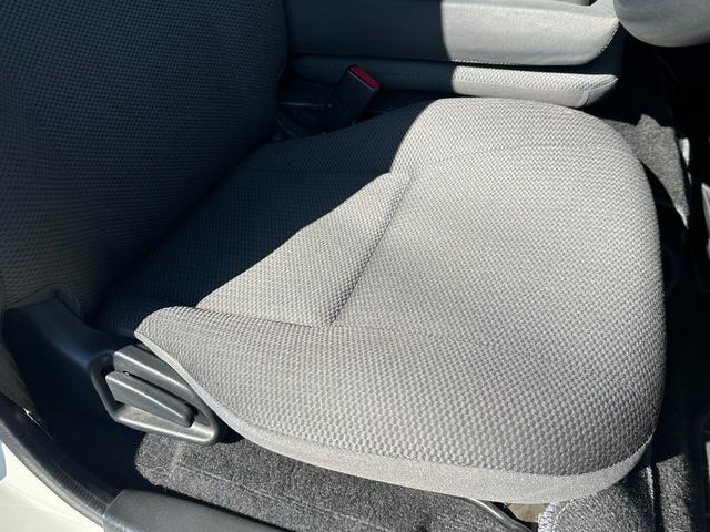 ハイエースバン ウェルキャブ　車いす仕様車　Ｆタイプ　車検２年付　ディーゼル　４ＷＤ　車いすリフト　福祉装置点検済　車いす２名＋８名乗車　スライドドア連動ステップ　キーレス　純正オーディオ　全国対応１年保証付き　修復歴無し（50枚目）