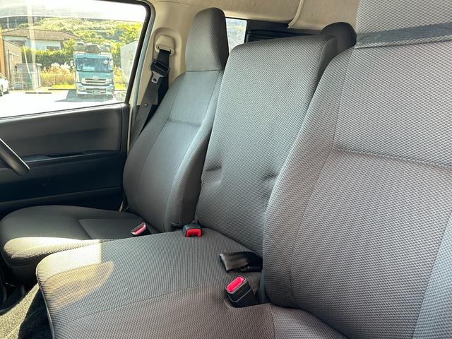 ハイエースバン ウェルキャブ　車いす仕様車　Ｆタイプ　車検２年付　ディーゼル　４ＷＤ　車いすリフト　福祉装置点検済　車いす２名＋８名乗車　スライドドア連動ステップ　キーレス　純正オーディオ　全国対応１年保証付き　修復歴無し（55枚目）