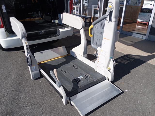 ハイエースバン 車いす仕様車　Ｂタイプ　車検２年付　車いすリフト　福祉装置点検済　ディーゼル車　車いす２名と８名乗車　福祉車両リフト　キーレス　電動格納ミラー　スライドドア連動ステップ　全国対応１年保証付き　修復歴無し（11枚目）