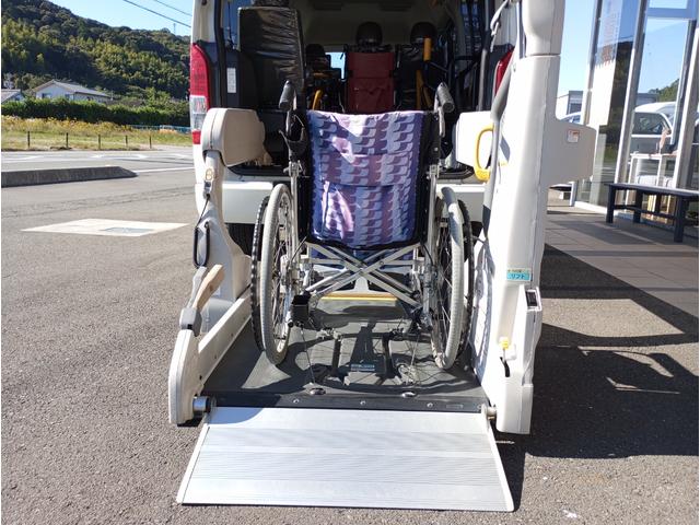 ハイエースバン 車いす仕様車　Ｂタイプ　車検２年付　車いすリフト　福祉装置点検済　ディーゼル車　車いす２名と８名乗車　福祉車両リフト　キーレス　電動格納ミラー　スライドドア連動ステップ　全国対応１年保証付き　修復歴無し（12枚目）