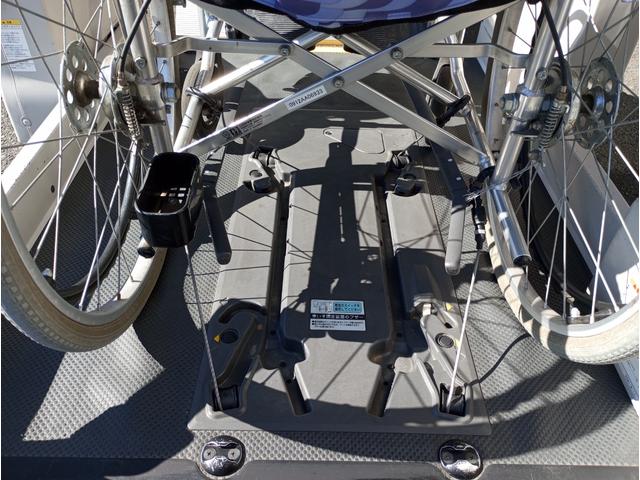 ハイエースバン 車いす仕様車　Ｂタイプ　車検２年付　車いすリフト　福祉装置点検済　ディーゼル車　車いす２名と８名乗車　福祉車両リフト　キーレス　電動格納ミラー　スライドドア連動ステップ　全国対応１年保証付き　修復歴無し（18枚目）