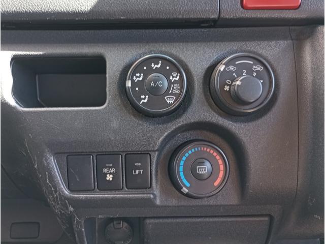 ハイエースバン 車いす仕様車　Ｂタイプ　車検２年付　車いすリフト　福祉装置点検済　ディーゼル車　車いす２名と８名乗車　福祉車両リフト　キーレス　電動格納ミラー　スライドドア連動ステップ　全国対応１年保証付き　修復歴無し（30枚目）