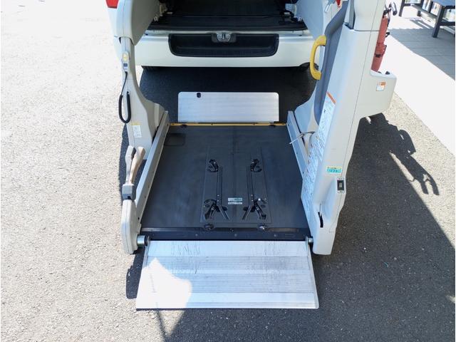 レジアスエースバン 車いす仕様車　ウェルキャブＢタイプ　車検２年付　福祉装置点検済　車いす２名＋８名乗車　純正ナビ　バックカメラ　トヨタセーフティセンス　パワースライドドア　スライドドア連動ステップ　可倒式手すり　全国対応１年保証付き　修復歴無し（3枚目）