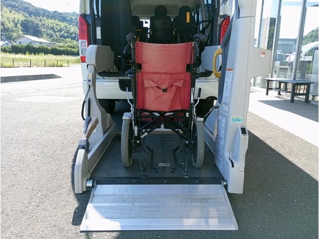 レジアスエースバン 車いす仕様車　ウェルキャブＢタイプ　車検２年付　福祉装置点検済　車いす２名＋８名乗車　純正ナビ　バックカメラ　トヨタセーフティセンス　パワースライドドア　スライドドア連動ステップ　可倒式手すり　全国対応１年保証付き　修復歴無し（4枚目）