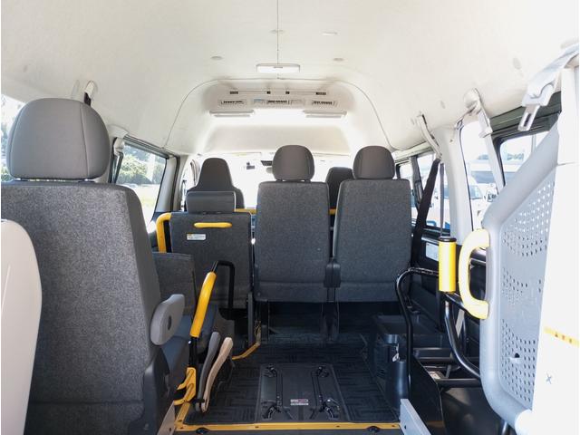 レジアスエースバン 車いす仕様車　ウェルキャブＢタイプ　車検２年付　福祉装置点検済　車いす２名＋８名乗車　純正ナビ　バックカメラ　トヨタセーフティセンス　パワースライドドア　スライドドア連動ステップ　可倒式手すり　全国対応１年保証付き　修復歴無し（5枚目）