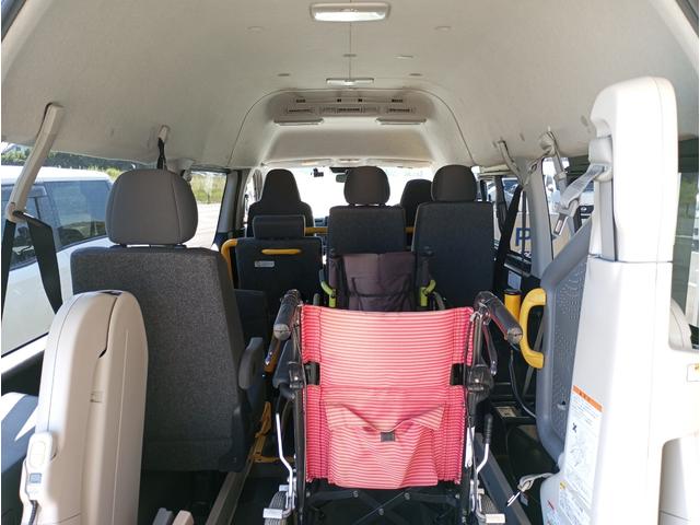 レジアスエースバン 車いす仕様車　ウェルキャブＢタイプ　車検２年付　福祉装置点検済　車いす２名＋８名乗車　純正ナビ　バックカメラ　トヨタセーフティセンス　パワースライドドア　スライドドア連動ステップ　可倒式手すり　全国対応１年保証付き　修復歴無し（6枚目）