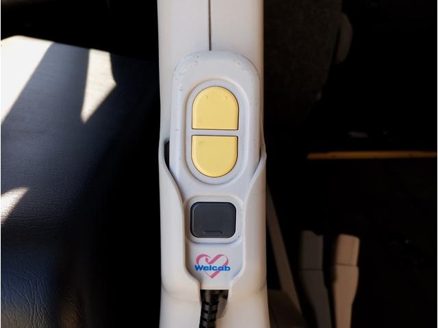 レジアスエースバン 車いす仕様車　ウェルキャブＢタイプ　車検２年付　福祉装置点検済　車いす２名＋８名乗車　純正ナビ　バックカメラ　トヨタセーフティセンス　パワースライドドア　スライドドア連動ステップ　可倒式手すり　全国対応１年保証付き　修復歴無し（7枚目）