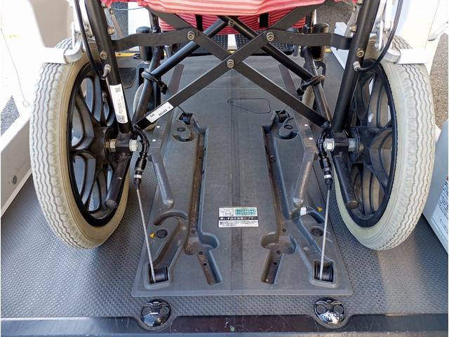 レジアスエースバン 車いす仕様車　ウェルキャブＢタイプ　車検２年付　福祉装置点検済　車いす２名＋８名乗車　純正ナビ　バックカメラ　トヨタセーフティセンス　パワースライドドア　スライドドア連動ステップ　可倒式手すり　全国対応１年保証付き　修復歴無し（9枚目）