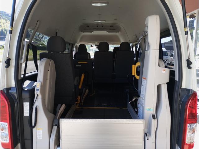 レジアスエースバン 車いす仕様車　ウェルキャブＢタイプ　車検２年付　福祉装置点検済　車いす２名＋８名乗車　純正ナビ　バックカメラ　トヨタセーフティセンス　パワースライドドア　スライドドア連動ステップ　可倒式手すり　全国対応１年保証付き　修復歴無し（11枚目）