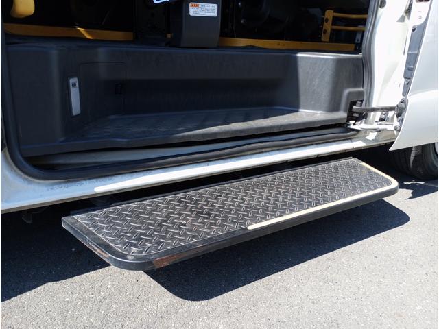 レジアスエースバン 車いす仕様車　ウェルキャブＢタイプ　車検２年付　福祉装置点検済　車いす２名＋８名乗車　純正ナビ　バックカメラ　トヨタセーフティセンス　パワースライドドア　スライドドア連動ステップ　可倒式手すり　全国対応１年保証付き　修復歴無し（12枚目）