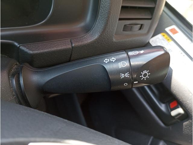 レジアスエースバン 車いす仕様車　ウェルキャブＢタイプ　車検２年付　福祉装置点検済　車いす２名＋８名乗車　純正ナビ　バックカメラ　トヨタセーフティセンス　パワースライドドア　スライドドア連動ステップ　可倒式手すり　全国対応１年保証付き　修復歴無し（19枚目）