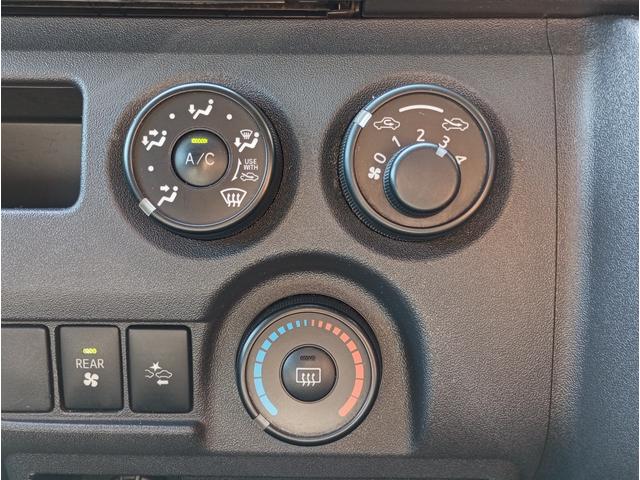 レジアスエースバン 車いす仕様車　ウェルキャブＢタイプ　車検２年付　福祉装置点検済　車いす２名＋８名乗車　純正ナビ　バックカメラ　トヨタセーフティセンス　パワースライドドア　スライドドア連動ステップ　可倒式手すり　全国対応１年保証付き　修復歴無し（26枚目）