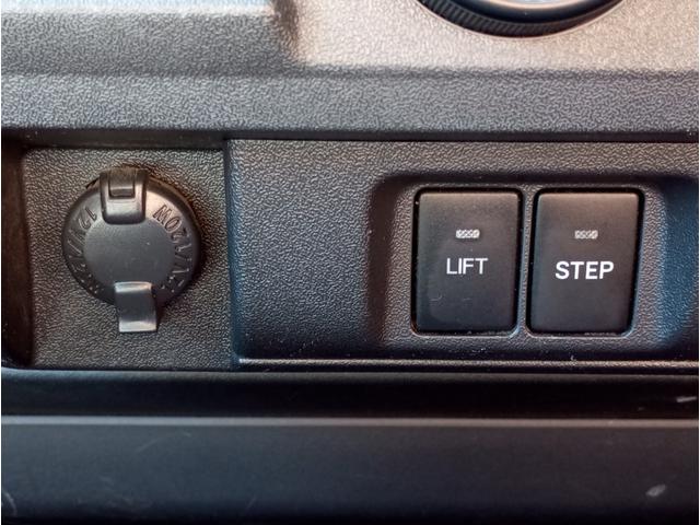 レジアスエースバン 車いす仕様車　ウェルキャブＢタイプ　車検２年付　福祉装置点検済　車いす２名＋８名乗車　純正ナビ　バックカメラ　トヨタセーフティセンス　パワースライドドア　スライドドア連動ステップ　可倒式手すり　全国対応１年保証付き　修復歴無し（28枚目）