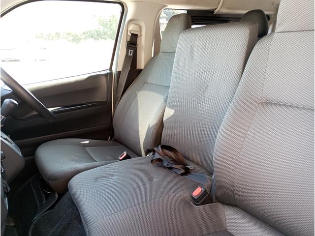 レジアスエースバン 車いす仕様車　ウェルキャブＢタイプ　車検２年付　福祉装置点検済　車いす２名＋８名乗車　純正ナビ　バックカメラ　トヨタセーフティセンス　パワースライドドア　スライドドア連動ステップ　可倒式手すり　全国対応１年保証付き　修復歴無し（37枚目）