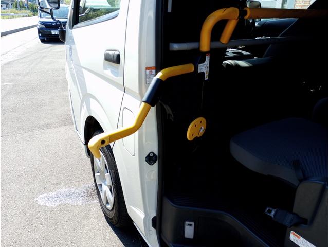 レジアスエースバン 車いす仕様車　ウェルキャブＢタイプ　車検２年付　福祉装置点検済　車いす２名＋８名乗車　純正ナビ　バックカメラ　トヨタセーフティセンス　パワースライドドア　スライドドア連動ステップ　可倒式手すり　全国対応１年保証付き　修復歴無し（40枚目）