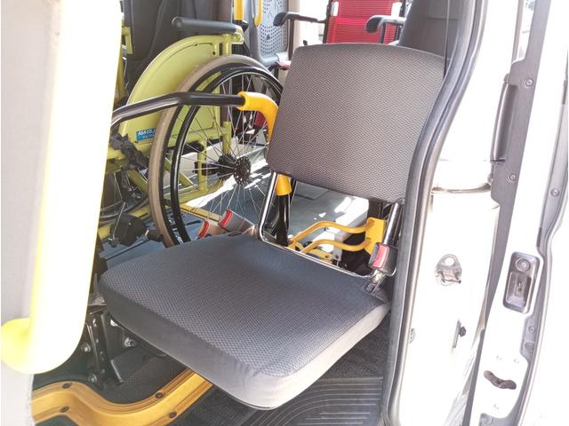 レジアスエースバン 車いす仕様車　ウェルキャブＢタイプ　車検２年付　福祉装置点検済　車いす２名＋８名乗車　純正ナビ　バックカメラ　トヨタセーフティセンス　パワースライドドア　スライドドア連動ステップ　可倒式手すり　全国対応１年保証付き　修復歴無し（47枚目）