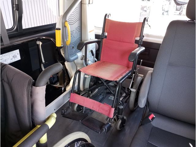 レジアスエースバン 車いす仕様車　ウェルキャブＢタイプ　車検２年付　福祉装置点検済　車いす２名＋８名乗車　純正ナビ　バックカメラ　トヨタセーフティセンス　パワースライドドア　スライドドア連動ステップ　可倒式手すり　全国対応１年保証付き　修復歴無し（50枚目）