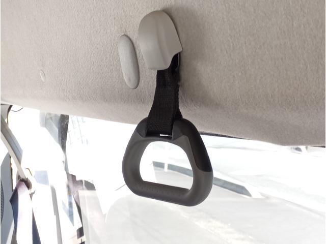 レジアスエースバン 車いす仕様車　ウェルキャブＢタイプ　車検２年付　福祉装置点検済　車いす２名＋８名乗車　純正ナビ　バックカメラ　トヨタセーフティセンス　パワースライドドア　スライドドア連動ステップ　可倒式手すり　全国対応１年保証付き　修復歴無し（52枚目）