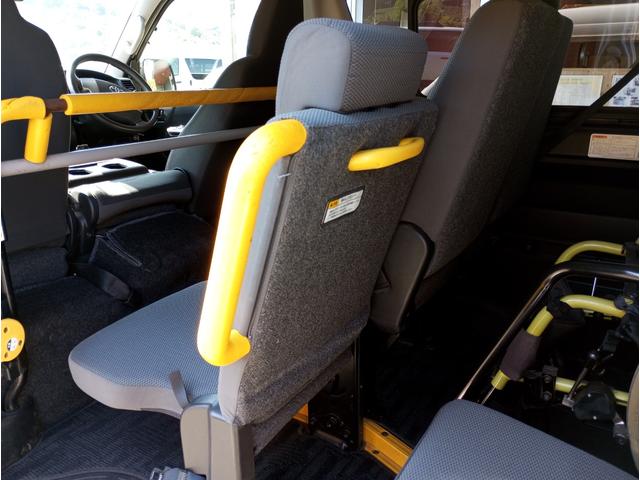 レジアスエースバン 車いす仕様車　ウェルキャブＢタイプ　車検２年付　福祉装置点検済　車いす２名＋８名乗車　純正ナビ　バックカメラ　トヨタセーフティセンス　パワースライドドア　スライドドア連動ステップ　可倒式手すり　全国対応１年保証付き　修復歴無し（70枚目）