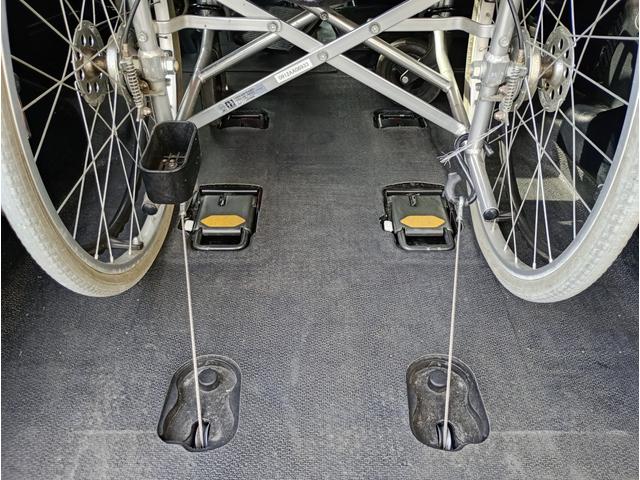 ノア Ｘ　車いす仕様車　スロープタイプ　タイプ１　車いす２脚仕様　車検２年付　福祉装置点検済　後退防止装置　車いす２名＋３名乗車　車いす１名＋６　純正ナビ　バックカメラ　左側パワースライドドア　ＥＴＣ　トヨタセーフティセンス　全国対応１年保証付　修復歴無し　福祉車両（10枚目）