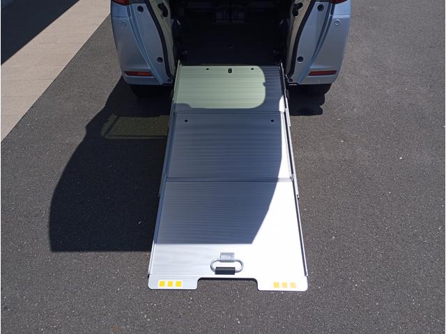 Ｎ－ＢＯＸ Ｇ・スロープＬターボホンダセンシング　車検令和９年１０月　車いすスロープ　福祉装置点検済　車いす１名＋２名乗車　通常４名乗車　リモコン式電動ウィンチ　純正ナビ　バックカメラ　ＥＴＣ　電動ステップ　全国対応１年保証付き　修復歴無し　福祉車両（3枚目）