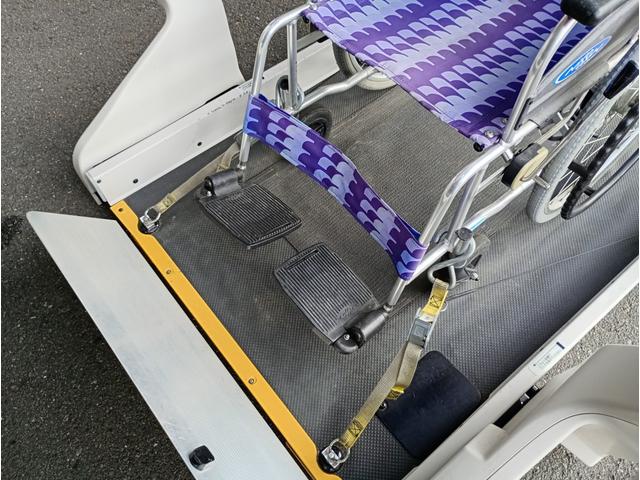 ハイエースバン ウェルキャブ　車いす仕様車　ＡＳタイプ　車検２年付　ディーゼル　車いすリフト　福祉装置点検済　車いす１名＋７名乗車　車いす２名＋５名乗車　キーレス　電動格納ミラー　電動スライドドア　バックカメラ　全国対応１年保証付き　修復歴無し　福祉車両（6枚目）