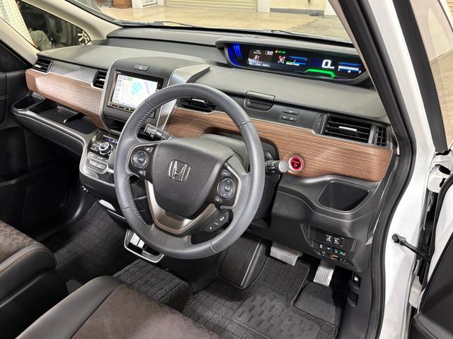 フリード＋ハイブリッド ハイブリッド・クロスターホンダセンシング　ナビフルセグＢカメラＥＴＣＬＥＤＡＷ　バックカメラ　シートヒーター　地デジフルセグ　両側電動ドア　サイドエアバッグ　ＬＥＤヘッドライト　スマートキー　横滑り防止装置　クルーズコントロール　ドラレコ（13枚目）