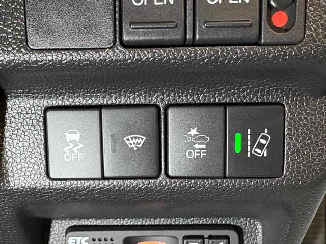 フリード＋ハイブリッド ハイブリッド・クロスターホンダセンシング　ナビフルセグＢカメラＥＴＣＬＥＤＡＷ　バックカメラ　シートヒーター　地デジフルセグ　両側電動ドア　サイドエアバッグ　ＬＥＤヘッドライト　スマートキー　横滑り防止装置　クルーズコントロール　ドラレコ（23枚目）