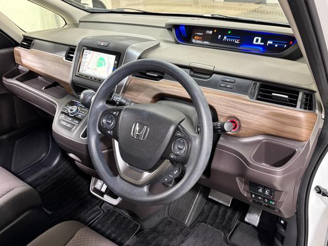 フリード G ナビフルセグBカメラETCLED Aクルーズ 3列シート LEDヘッドライト パワーウインドウ 地デジ Rカメラ VSA USB ドライブレコーダー エアコン エアバッグ スマートキー ECONモード(13枚目)