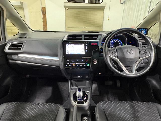 フィットハイブリッド Ｌパッケージ　ナビフルセグＢカメラＥＴＣＬＥＤＡＷ　ナビ＆ＴＶ　地デジフルセグＴＶ　ＵＳＢ　ＤＶＤ再生　バックカメラ　オートクルーズコントロール　ＥＳＣ　ＡＵＴＯエアコン　ＡＢＳ　運転席助手席エアバッグ　キーフリー（3枚目）