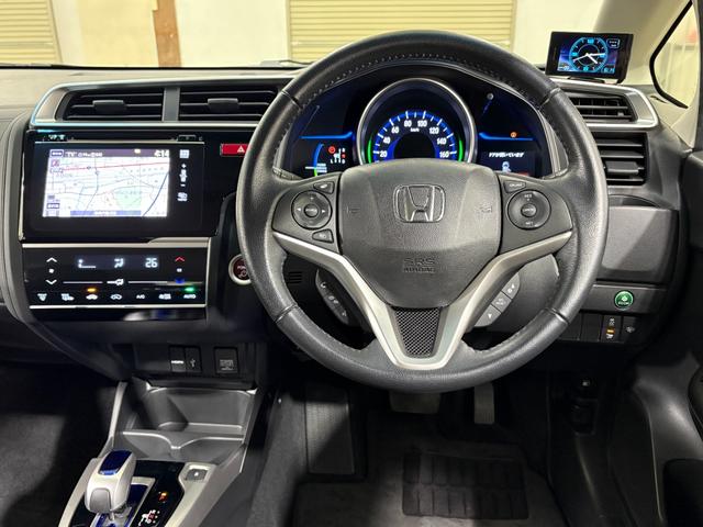 フィットハイブリッド Ｌパッケージ　ナビフルセグＢカメラＥＴＣＬＥＤＡＷ　ナビ＆ＴＶ　地デジフルセグＴＶ　ＵＳＢ　ＤＶＤ再生　バックカメラ　オートクルーズコントロール　ＥＳＣ　ＡＵＴＯエアコン　ＡＢＳ　運転席助手席エアバッグ　キーフリー（12枚目）