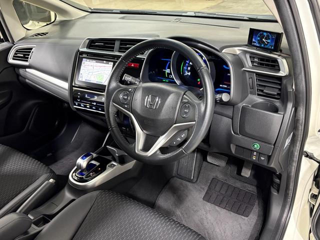 フィットハイブリッド Ｌパッケージ　ナビフルセグＢカメラＥＴＣＬＥＤＡＷ　ナビ＆ＴＶ　地デジフルセグＴＶ　ＵＳＢ　ＤＶＤ再生　バックカメラ　オートクルーズコントロール　ＥＳＣ　ＡＵＴＯエアコン　ＡＢＳ　運転席助手席エアバッグ　キーフリー（13枚目）