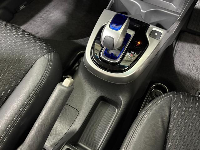 フィットハイブリッド Ｌパッケージ　ナビフルセグＢカメラＥＴＣＬＥＤＡＷ　ナビ＆ＴＶ　地デジフルセグＴＶ　ＵＳＢ　ＤＶＤ再生　バックカメラ　オートクルーズコントロール　ＥＳＣ　ＡＵＴＯエアコン　ＡＢＳ　運転席助手席エアバッグ　キーフリー（18枚目）