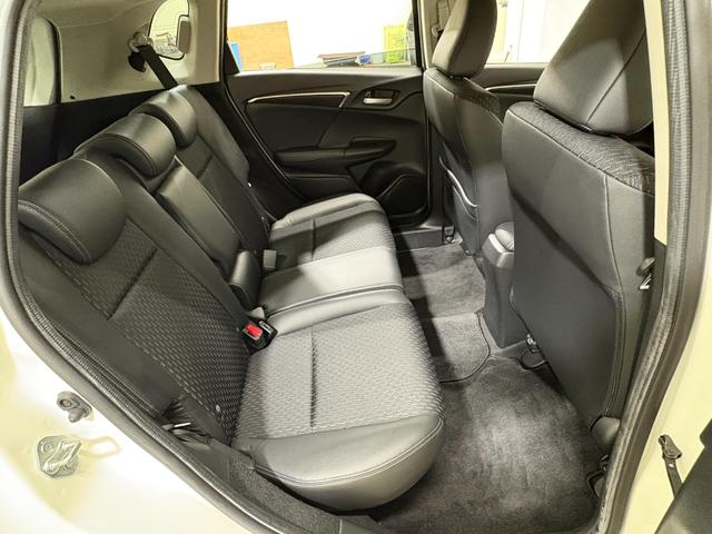 フィットハイブリッド Ｌパッケージ　ナビフルセグＢカメラＥＴＣＬＥＤＡＷ　ナビ＆ＴＶ　地デジフルセグＴＶ　ＵＳＢ　ＤＶＤ再生　バックカメラ　オートクルーズコントロール　ＥＳＣ　ＡＵＴＯエアコン　ＡＢＳ　運転席助手席エアバッグ　キーフリー（28枚目）