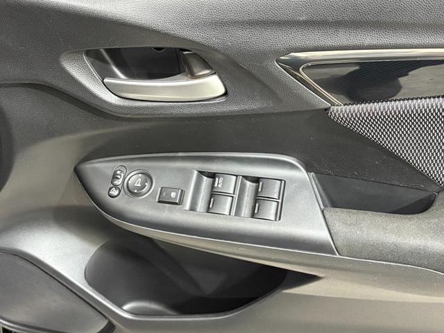 フィットハイブリッド Ｓホンダセンシング　ナビフルセグＢカメラＥＴＣＬＥＤＡＷ　スマ－トキ－　ナビＴＶ　アクティブクルーズコントロール　パワーウインドウ　ドライブレコーダ　サイドエアバック　ＤＶＤ再生　パワーステアリング　ＬＥＤヘッドランプ（26枚目）