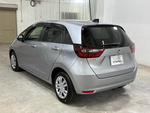 フィット ｅ：ＨＥＶベーシック　ナビＢカメラＥＴＣＬＥＤ　カーテンエアバッグ　ＣＭＢＳ　ＵＳＢポート　Ｒカメ　スマートキー　ＬＥＤヘッド　パワーウインドウ　オートエアコン　ＥＴＣ車載器　クルーズコントロール　エアバッグ　ＡＢＳ（2枚目）